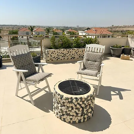 Modern Penthouse Overlooking Pool Apartamento