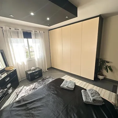 Apartamento Modern Penthouse Overlooking Pool