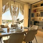 Modern Penthouse Overlooking Pool Appartement Pýla