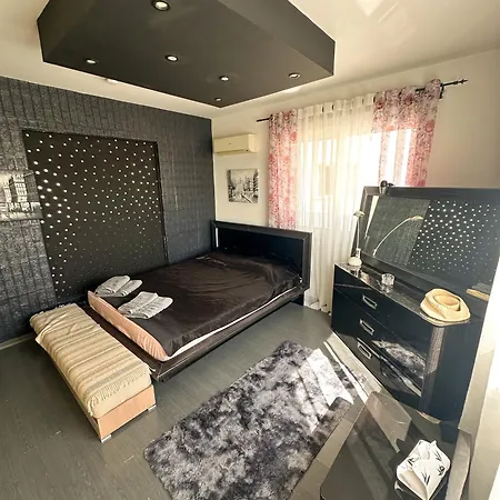 דירה Modern Penthouse Overlooking Pool