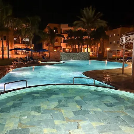 Modern Penthouse Overlooking Pool *