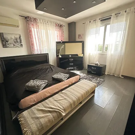 Modern Penthouse Overlooking Pool פיילה