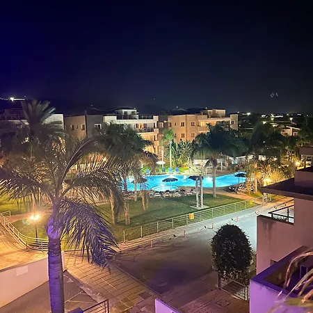 Modern Penthouse Overlooking Pool דירה