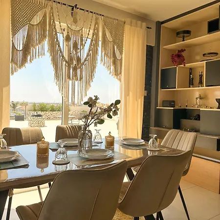 Modern Penthouse Overlooking Pool דירה פיילה