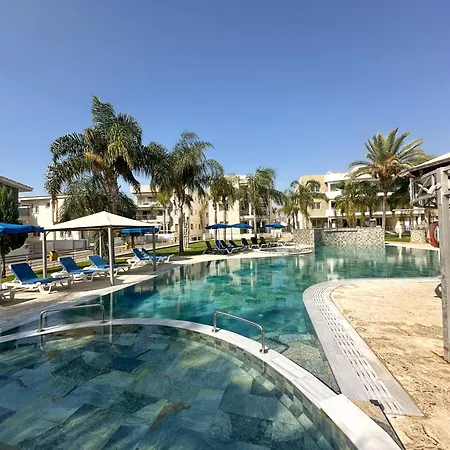Modern Penthouse Overlooking Pool *