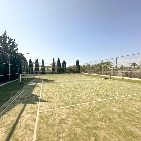Modern Penthouse Overlooking Pool דירה פיילה