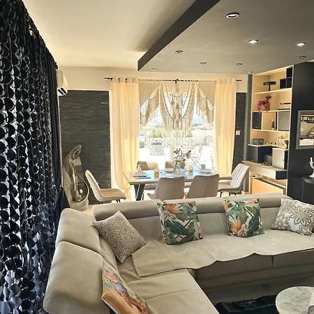 Lejlighed Modern Penthouse Overlooking Pool