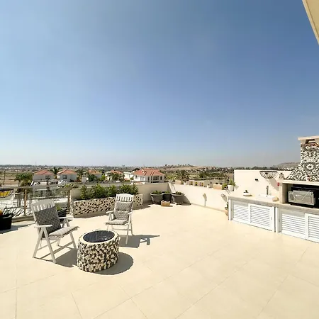 Modern Penthouse Overlooking Pool פיילה