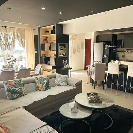 Modern Penthouse Overlooking Pool דירה *