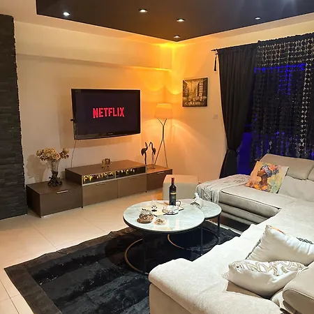 Modern Penthouse Overlooking Pool דירה פיילה