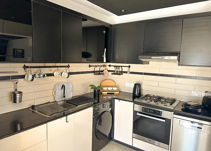 Modern Penthouse Overlooking Pool